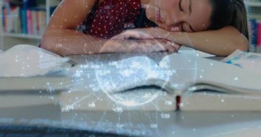 Ders kitaplarının üzerinde dinlenen kız öğrenci eğitim verilerini gösteren hologram küresel dönüşümüne neden oluyor. Gelecekçi, yenilikçi, teknoloji, öğrenme, dijital, bilim, akademik