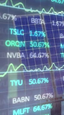 Güneş paneli üzerinde veri işleme animasyonu. Küresel teknoloji ve dijital arayüz konsepti dijital olarak oluşturulmuş video.