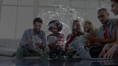 İş arkadaşları verileri görselleştiren cihazları dinlenme odasında sürüklenen 3 boyutlu bir küre olarak görüyorlar. İşbirliği, dijital ağ, takım çalışması, modern çalışma alanı, yenilik, veri görselleştirme, bağlantı