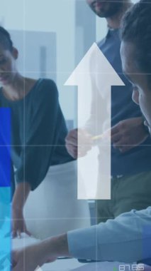 Ofiste konuşan çeşitli meslektaşların üzerinden gönderilen oklar ve veri işleme animasyonları. küresel ağ ve dijital iletişim teknolojisi konsepti dijital olarak oluşturulmuş video.