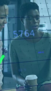 Çeşitli kadın iş arkadaşlarının kahve içerken tartıştıkları grafiklerin animasyonu. Dijital bileşik, çoklu pozlama, rapor, iş, planlama, içecek, içki ve takım çalışması kavramı.