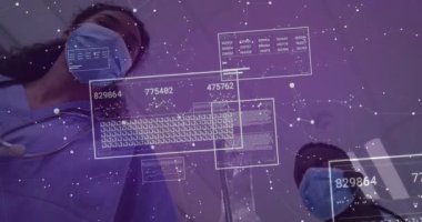 Hemşire damar yolunu ayarlıyor ve Dr. göğüs kamerasını hayati değerleri ve şebekeleri gösteren sağlık kaplamaları olarak gösteriyor. Tıbbi, sağlık, teknoloji, tanı, klinik, yenilik, profesyonellik