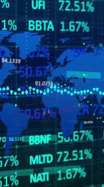 Finansal ve borsa veri işleme animasyonunun dünya haritasında mavi arka planla karşılaştırılması. Küresel ekonomi ve iş teknolojisi kavramı