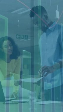 Ofisteki çeşitli iş adamları üzerinde finansal veri işleme animasyonu. Küresel iş, finans, bilgisayar ve veri işleme kavramı dijital olarak oluşturulmuş video.