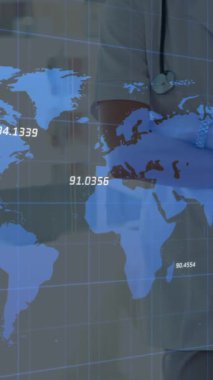 Beyaz kadın doktorun gülümsemesi üzerine veri işleme animasyonu. küresel tıp ve dijital arayüz kavramı dijital olarak üretilen video.