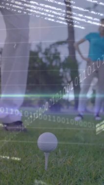 İkili kodlama animasyonu, golf sahasındaki erkek golfçünün veri işlemesi. Küresel spor, rekabet, bilgisayar ve veri işleme kavramı dijital olarak oluşturulmuş video.
