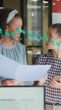 Grafiklerin animasyonu, değişen numaralar, dünya, çeşitli kadın iş arkadaşları raporları tartışıyor. Dijital bileşik, çoklu pozlama, rapor, iş, büyüme, küreselleşme ve takım çalışması kavramı.