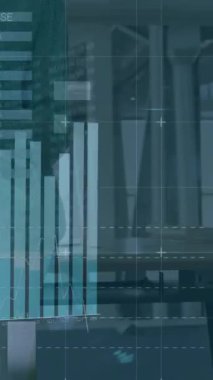 Ofiste akıllı telefon kullanan Kafkas iş kadınının grafiksel stratejik verilerinin animasyonu. Dijital bileşim, iş, analiz, çoklu pozlama, teknoloji, geleceksel planlama, meslek.