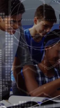 Bilgisayarda çalışan mutlu öğrencilerin üzerinde hareket eden matematik formüllerinin animasyonu. öğrenim, okul, eğitim ve teknoloji konsepti dijital olarak oluşturulmuş video.