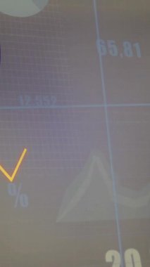 Finansal veri tabloları ve grafik animasyonları renkli arka planda. Finans, analitik, iş, yatırım, ekonomi, teknoloji