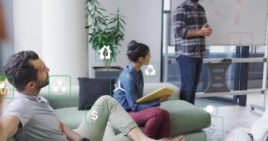 Açılış sahnesi, meslektaşların sunucuya bakıp sürdürülebilirlik simgeleri olarak not yazmalarını gösteriyor. İşbirliği, takım çalışması, yenilik, modern, beyin fırtınası, çevre dostu, şirket