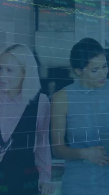 Finansal verileri tartışan, borsa grafik animasyonunu analiz eden iş adamları. Finans, analiz, yatırım, ekonomi, strateji, tahmin