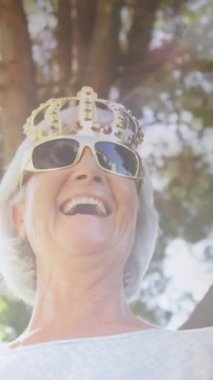 Mutlu yaşlı kadın portresinin üzerinde parlayan ışığın animasyonu. emeklilik ve yaşlı yaşam konsepti dijital olarak oluşturulmuş video.