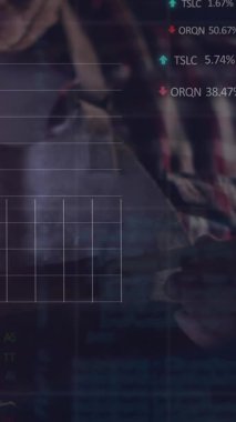 Güvenlik gözlüğü takan beyaz zanaatkarların arayüz ekranlarındaki veri işleme animasyonları. Finans, veri, teknoloji, küçük işletme, zanaat ve iletişim, dijital olarak oluşturulmuş video.