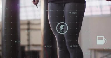 Dönen ip çerçeve içine giriyor sporcuların bacaklarında fitness simgeleriyle sekmesine neden oluyor. Spor, kardiyo, antrenman, güç, enerji, motivasyon, açık hava