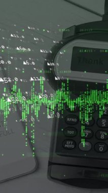 Ödeme terminali üzerinden finansal veri işleme animasyonu. küresel finansman, iş ve temassız ödeme kavramı dijital olarak oluşturulmuş video.