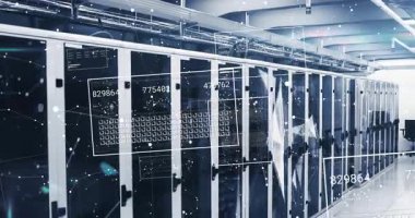 Açılışta, veri panelleri rafların üzerinden kayıyor, sayıları güncelliyor, ölçümleri görselleştirmek için akışı düzenliyor. Teknoloji, veri, ağ, dijital, yenilik, bağlantı, görselleştirme