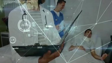 Kadın doktor, hastanın hayati organlarını izlemek için dizüstü bilgisayarda yazma ve başlatma ölçümlerini üst üste koyuyor. Tıbbi, sağlık, dijital, teknoloji, tanı, klinik, yenilik