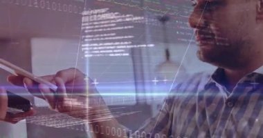 Telefonunu dinleyen ve ödeme verilerini yüzen dosyalarla finans terminalindeki bir kadına aktaran bir adam. Teknoloji, işbirliği, finans, veri, dijital, yenilik, profesyonel