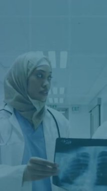 Finansal grafiklerin ve çeşitli kadın doktorların röntgen fotoğraflarıyla ilgili verilerin animasyonu. sağlık, tıp mesleği, ekonomi, finans ve teknoloji konsepti dijital olarak oluşturulmuş video.