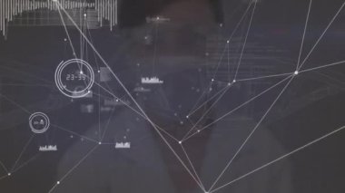 52.1 görselleştiren veri bağlantılarını gösteren dijital ağ tıklama düğümünün arkasında duran adam. Gelecek, teknoloji, iletişim, veri, yenilik, arayüz, analitik