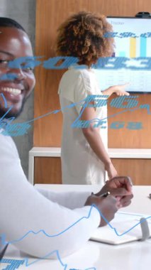 Ofis sunumunda mutlu Afro-Amerikan sıradan iş adamı verileri işleniyor. Günlük iş, veri, dijital arayüz, bağlantı, ofis ve iletişim dijital olarak oluşturulmuş video.