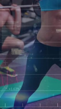 Beyazlı fit bir çiftin spor salonunda ağırlık çalışması üzerine istatistiksel veri işleme animasyonu. Spor ve spor teknolojisi kavramı