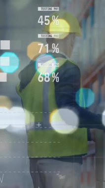 Beyaz erkek depo çalışanı üzerinde grafik ve mali verilerin animasyonu. finans, ekonomi, iş ve paket konsepti dijital olarak oluşturulmuş video.