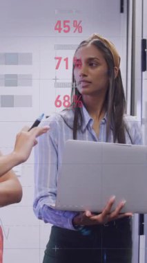 Ofisteki çeşitli iş adamları üzerinde veri işleme animasyonu. Küresel iş ve dijital arayüz kavramı dijital olarak oluşturulmuş video.