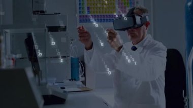 VR kulaklık takan kıdemli bilim adamı veri analizi için ikili veri kümelerini manipüle ediyor. Fütürist, teknoloji, yenilik, dijital, araştırma, dalgın, analitik