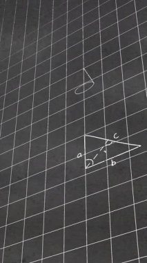 Matematiksel formüllerin katmanlarının animasyonu ve gri karatahta üzerindeki denklemler. Veri, matematik, araştırma, öğrenme, eğitim ve iletişim, dijital olarak oluşturulmuş video.