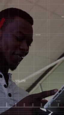 Afro-Amerikan iş adamının tablet kullanarak finansal veri işleme animasyonu. Küresel iş, bağlantılar, hesaplama ve veri işleme kavramı dijital olarak oluşturulmuş video.
