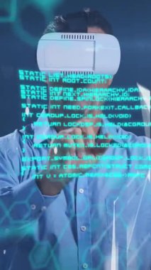 Bilgisayar kullanan doktorlara karşı tıbbi dijital arayüzün dijital kompote videosu. Fütürist tıbbi teknoloji kavramı.