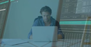 Orta yaşlı adam şifrelemeyi başlatan dizüstü bilgisayarı açarken kod ve büyüyü yoğunlaştırıyor. Teknoloji, siber güvenlik, veri koruması, dijital, programlama, yenilik, profesyonel