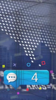 Arka planda sosyal medya numaraları, simgeler ve veri işleme ove şehir manzarasının animasyonu. Dijital olarak oluşturulmuş küresel sosyal medya, hesaplama ve veri işleme kavramı.