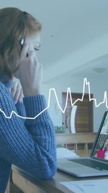 Beyaz bir kadının evdeki bilgisayarında görüntülü konuşma yaptığı bir grafik animasyonu. Bilgisayar arayüzü ve iş teknolojisi kavramı