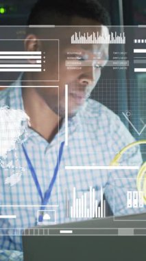 Sunucu odasında dizüstü bilgisayar kullanan Afro-Amerikan iş adamının finansal veri işleme animasyonu. Küresel iş, iletişim ve dijital arayüz kavramı dijital olarak oluşturulmuş video.