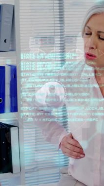 Kafkasyalı yaşlı bir kadının beyaz bir kadınla acı çekmesi üzerine veri işleme animasyonu. Tıbbi sağlık teknolojisi kavramı