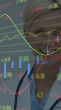 Beyaz kadın doktor üzerinden finansal veri işleme animasyonu. küresel tıp, sağlık hizmetleri ve veri işleme kavramı dijital olarak oluşturulmuş video.