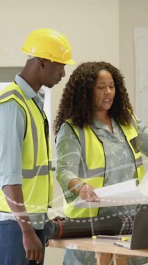 Ofisteki çeşitli mimarlar üzerinde finansal veri işleme animasyonu. Küresel finans, iş, bağlantılar, hesaplama ve veri işleme kavramı dijital olarak oluşturulmuş video.