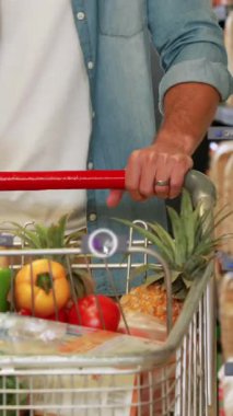 Akıllı telefon alışverişi yapan bir adam için sosyal medya simgelerinin ve afişlerin animasyonu. küresel ağ, sosyal medya, teknoloji ve dijital arayüz kavramı dijital olarak oluşturulmuş vide