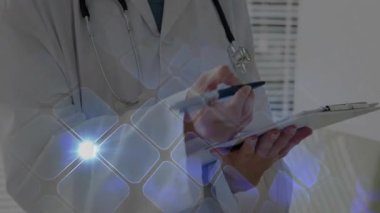 Klinikte hasta notları alan kadın doktor. Mavi kareler paltoya dağılmış durumda. Tıbbi, teknoloji, yenilik, sağlık, dijital, profesyonel, fütüristik