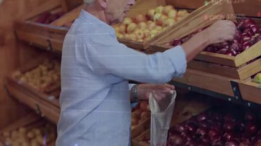 Koridora giriliyor, çanta alınıyor, kıdemli adam perakende için elma seçiyor, veri grafikleri havada süzülüyor. Üretim, perakende, alışveriş, ticaret, analitik, teknoloji, tüketici