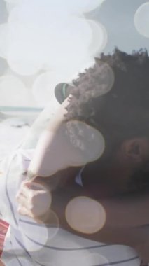 Sahilde deniz manzarası izlerken eğlenen mutlu Afro-Amerikan çifti animasyonu. Tatiller, tatiller ve rahatlama konsepti dijital olarak oluşturulmuş video.