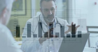 Doktor, bar ve hat çizelgeleriyle tıbbi konsültasyonda ölçümleri gösteren bir dizüstü bilgisayar açıyor. Profesyonel, sağlık, veri görselleştirme, modern, klinik, analitik, kıdemli sağlık