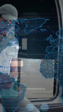 Bir arabanın yanındaki teslimatçıdan sonra dünya haritasının animasyonu. Küresel iş, finans, bağlantılar, teknoloji, veri işleme ve dijital video arayüzü kavramı.