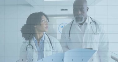 Kadın doktor dosyanın işaret çizelgesini açıp meslektaşı ile birlikte inceleme için kaydırma tabletine bakıyor. Tıbbi, profesyonel, hastane, sağlık, klinik, takım çalışması, teknoloji