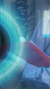 Beyaz erkek çalışanın sunucu odasında veri işleme animasyonu. küresel iş ve dijital arayüz kavramı dijital olarak oluşturulmuş video.