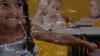 Örgülü saç lekeleme kağıdı olan bir öğrenci, sınıftan dijital kaplamalarla geçen bir notla başlıyor. Çocuklar, işbirliği, eğitim, neşeli, enerjik, teknoloji, takım çalışması