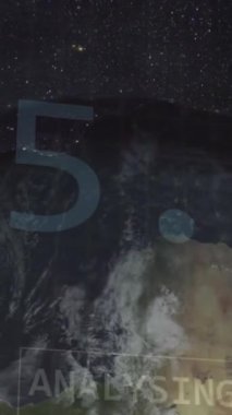 Tüm dünyada istatistik ve veri işleme animasyonları. İş, iletişim, dijital arayüz, finans ve veri işleme kavramı dijital olarak oluşturulmuş video.